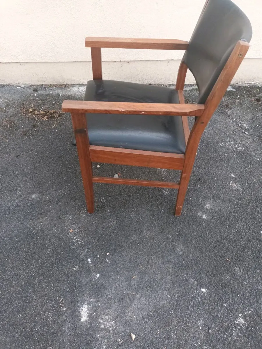 Chair 💺 - Image 3