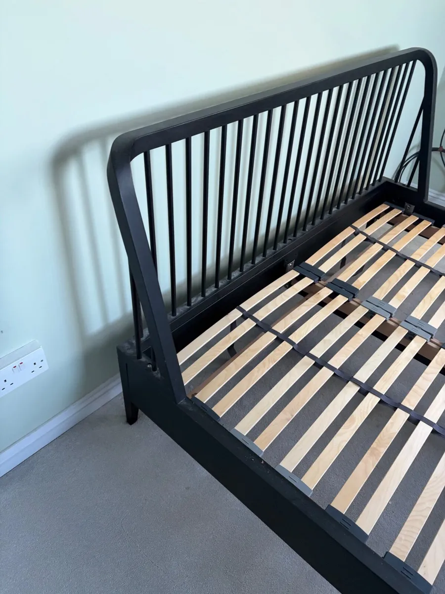 King aEthnicraft spindle black Bed and side tables - Image 3