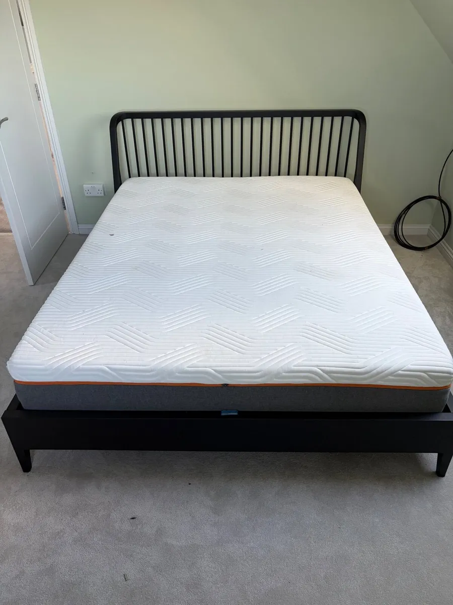 King aEthnicraft spindle black Bed and side tables - Image 1