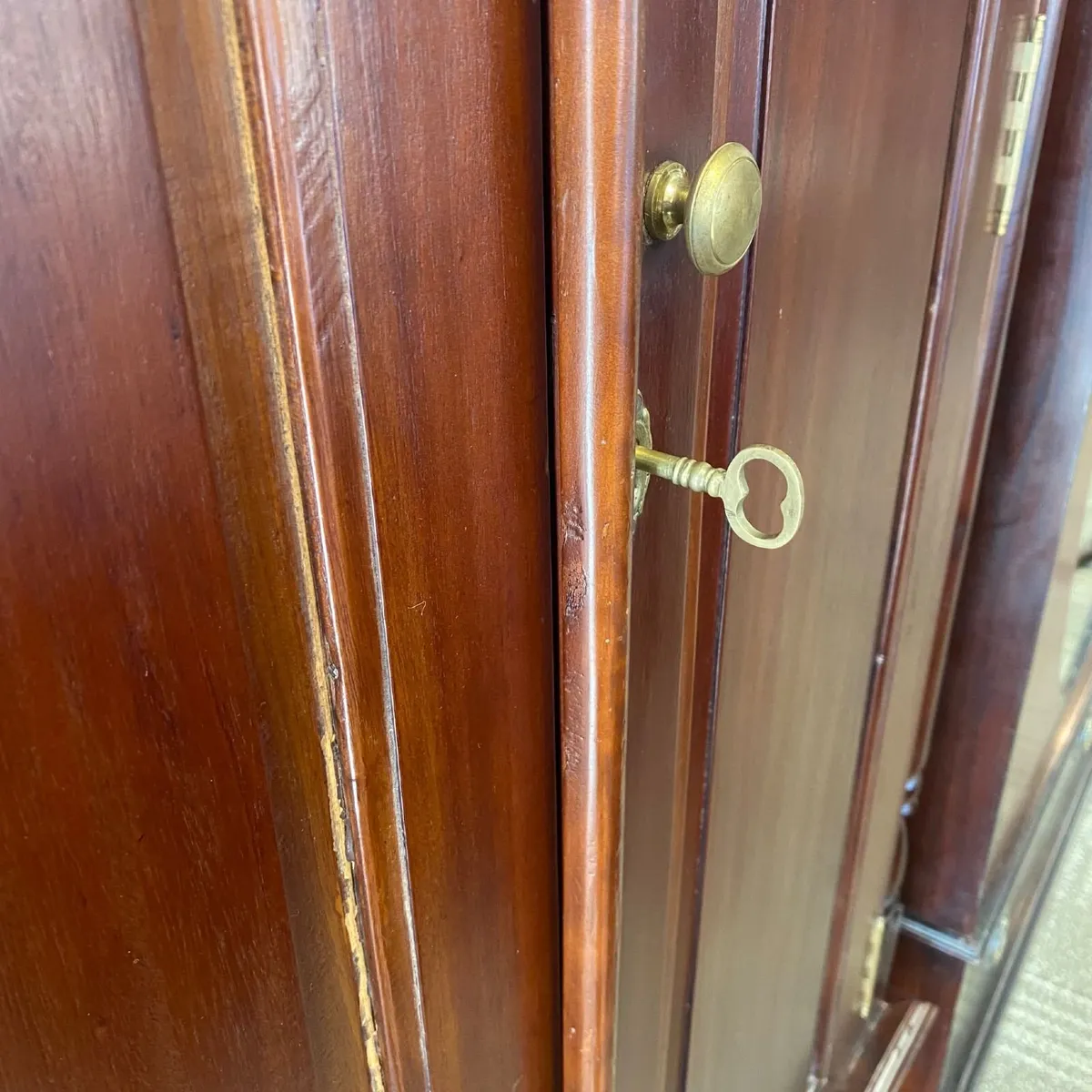 Beautiful mahogany single wardrobe. Key included. - Image 2