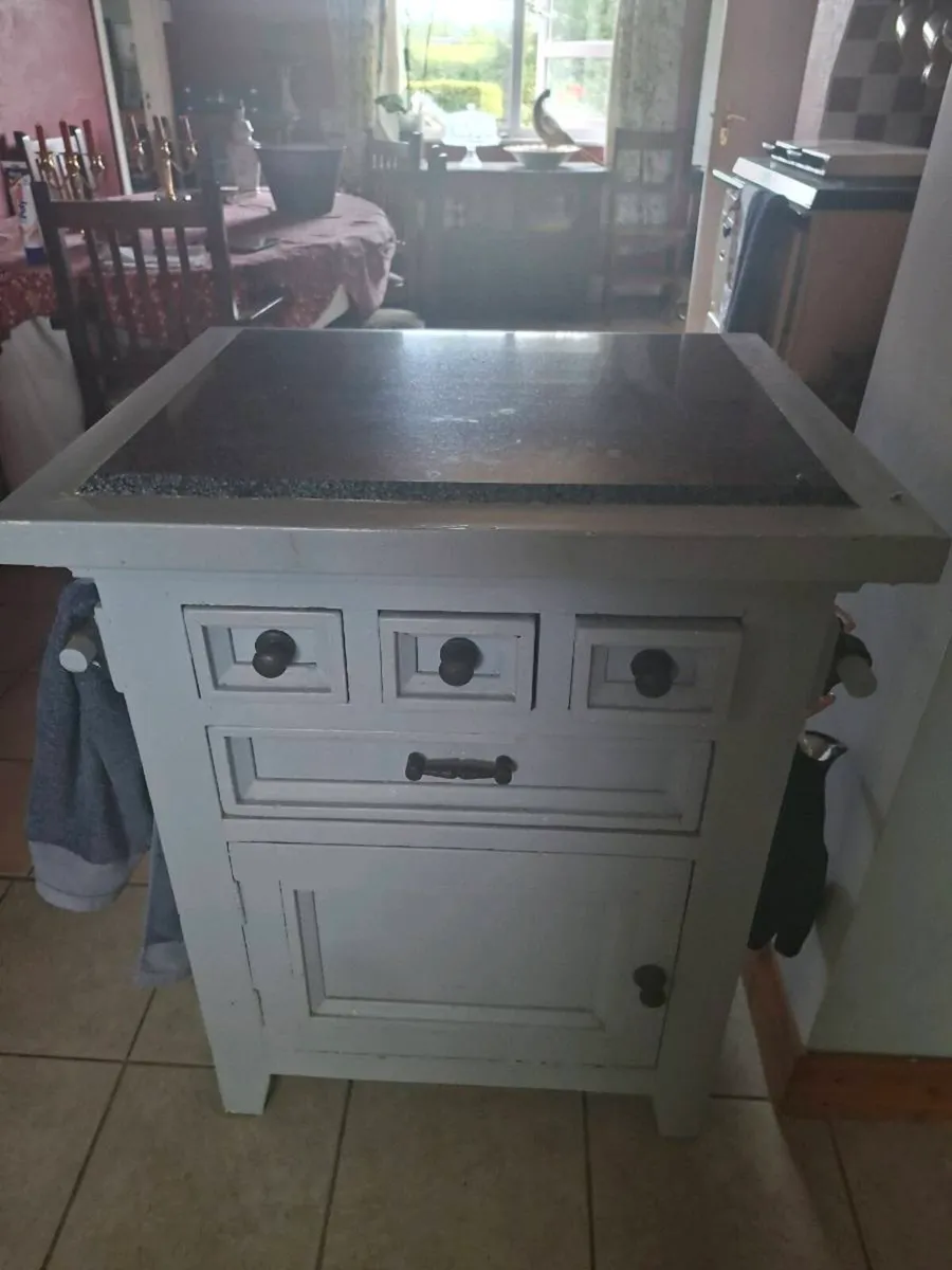Kitchen island - Image 1