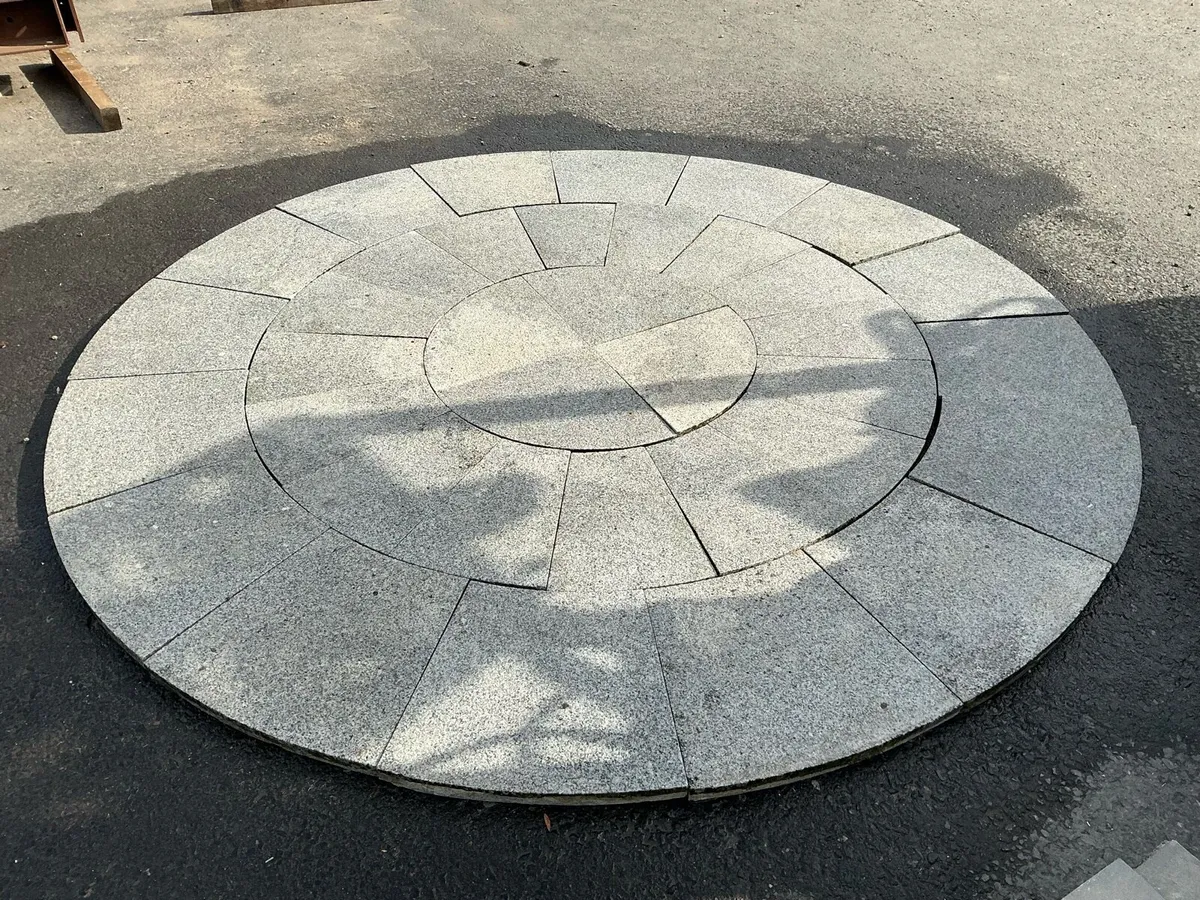 Silver granite circular patio set - Image 2