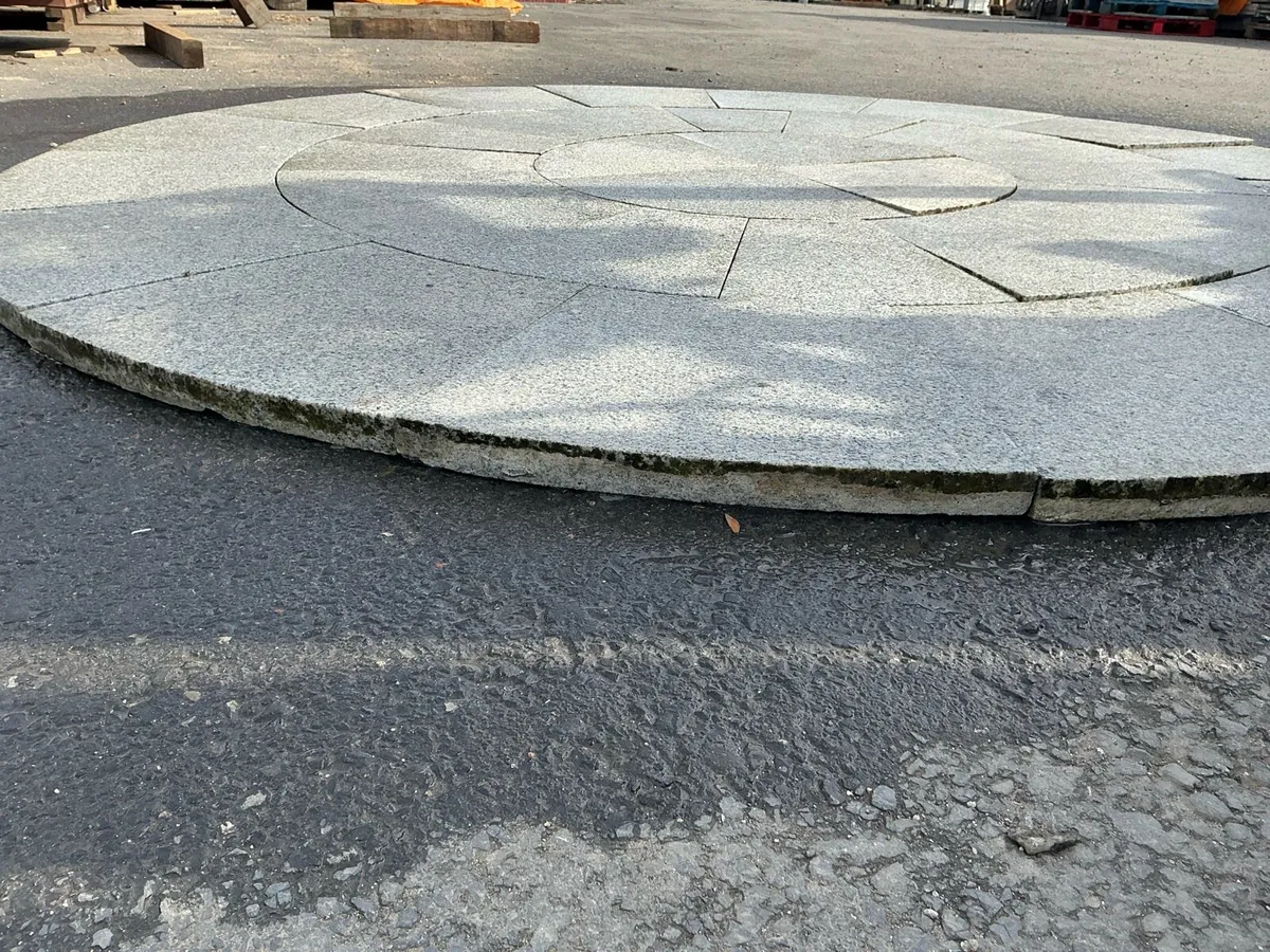 Silver granite circular patio set - Image 3
