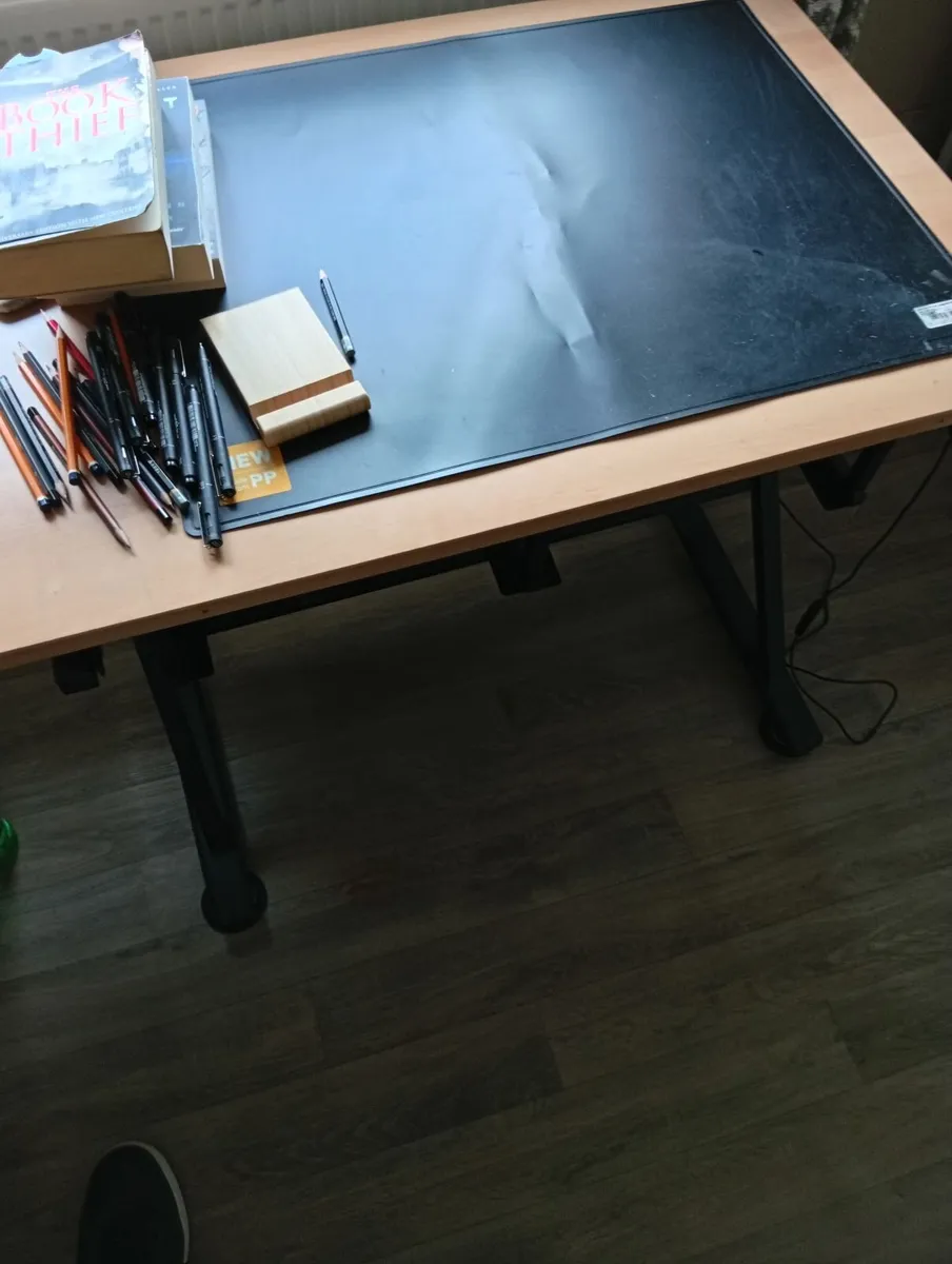 Art table - Image 1