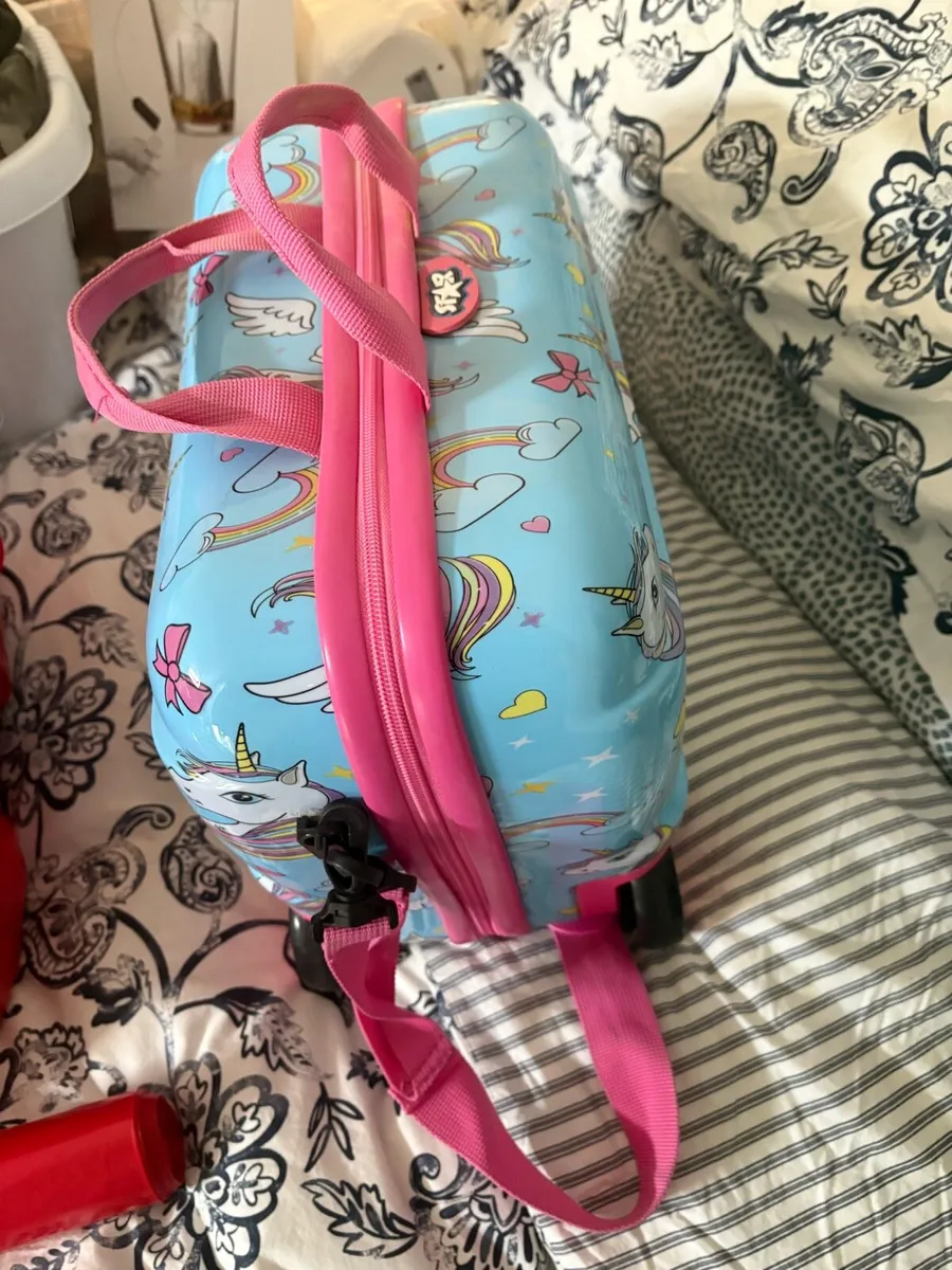 Child’s ride on travel case on wheels - Image 2
