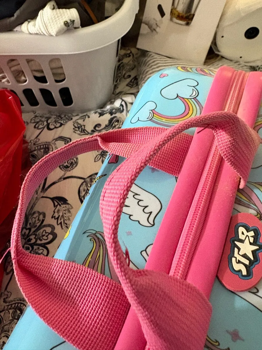Child’s ride on travel case on wheels - Image 3