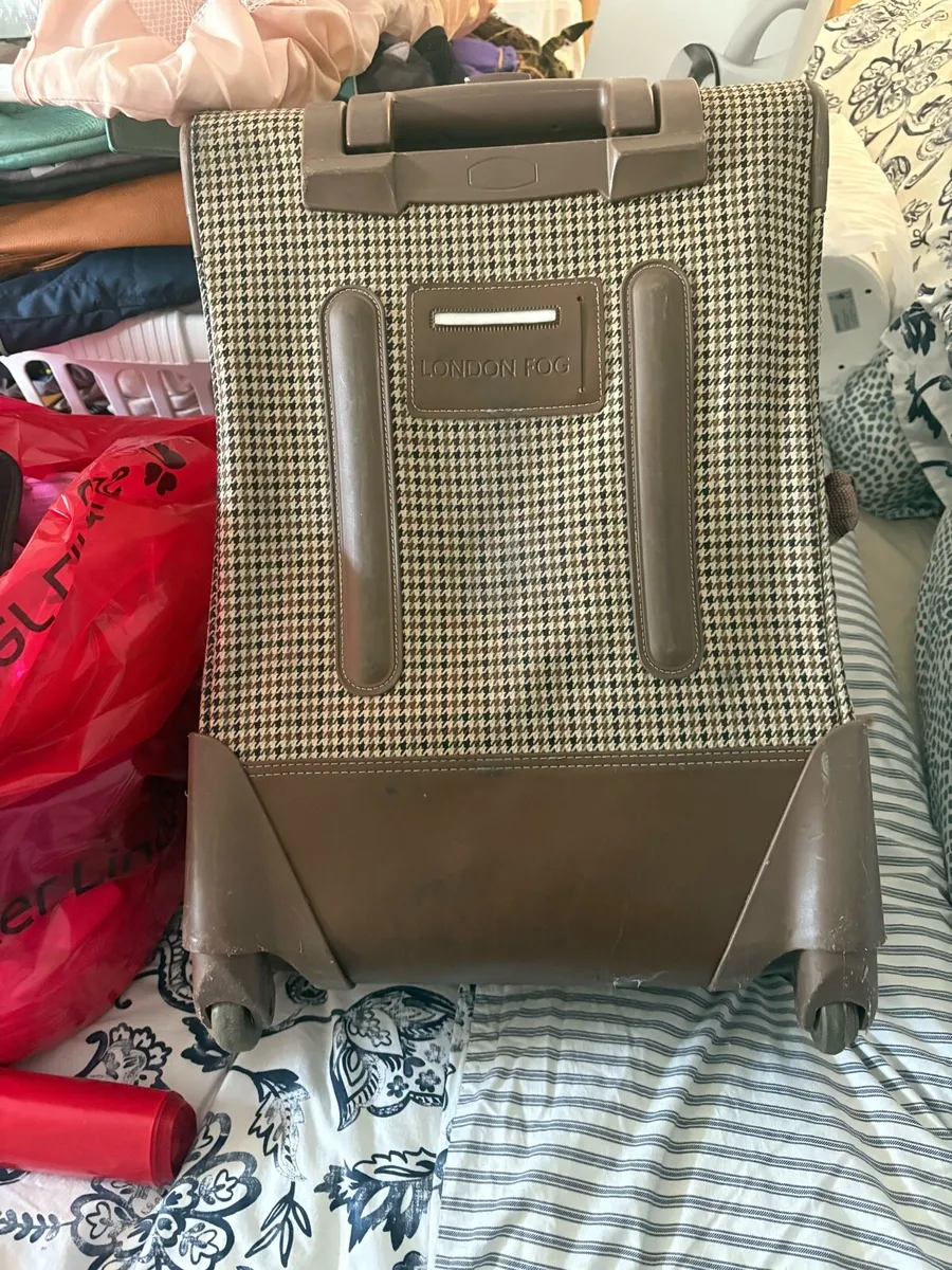 London Fog Suitcase - Image 2
