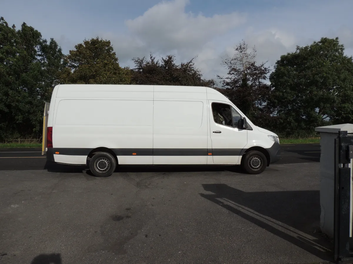 Mercedes-Benz Sprinter 2023 TAIL LIFT - Image 2