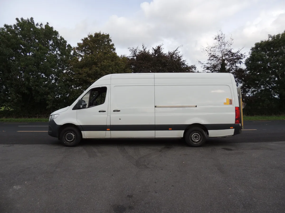 Mercedes-Benz Sprinter 2023 TAIL LIFT - Image 1