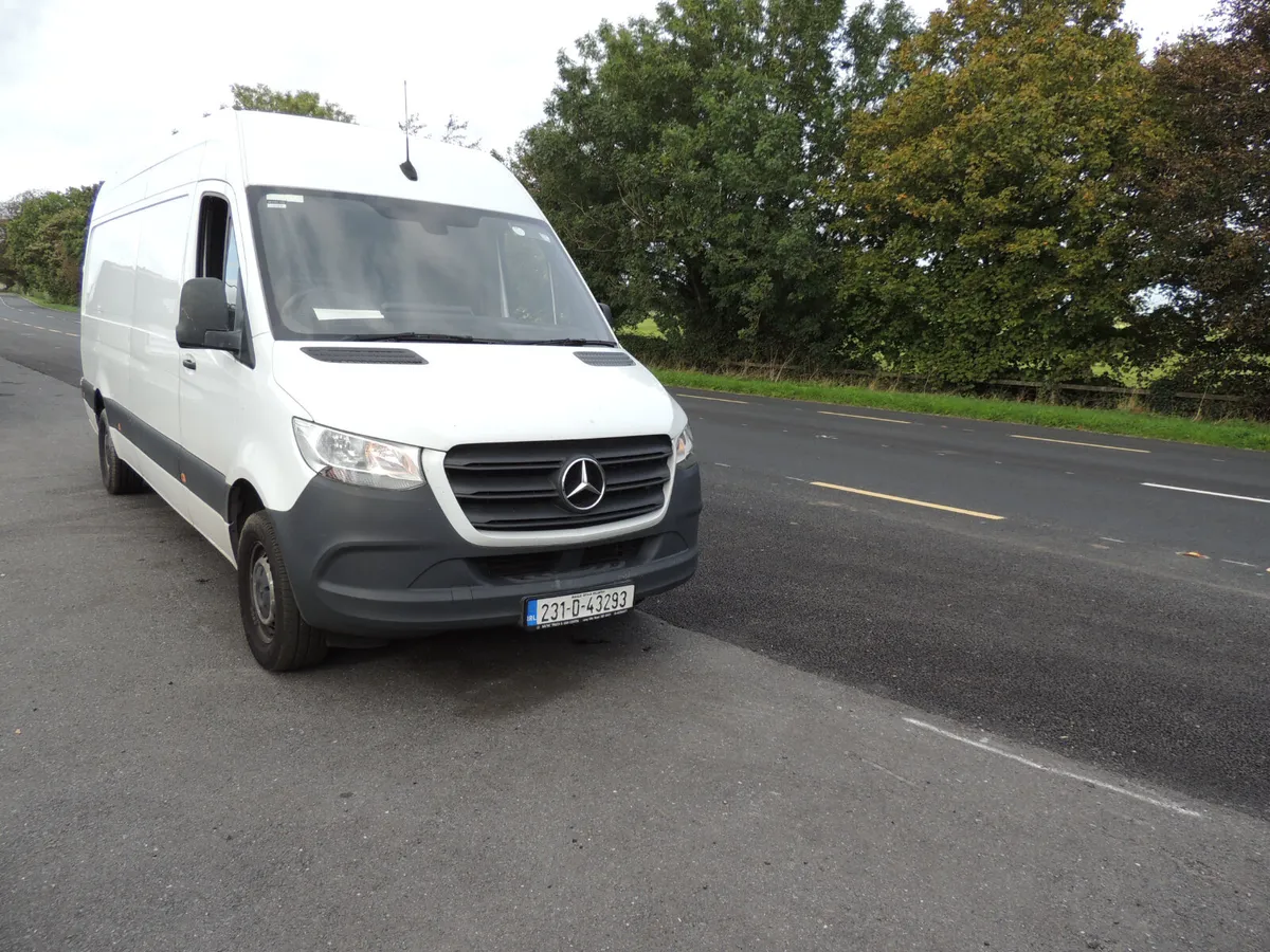 Mercedes-Benz Sprinter 2023 TAIL LIFT - Image 3