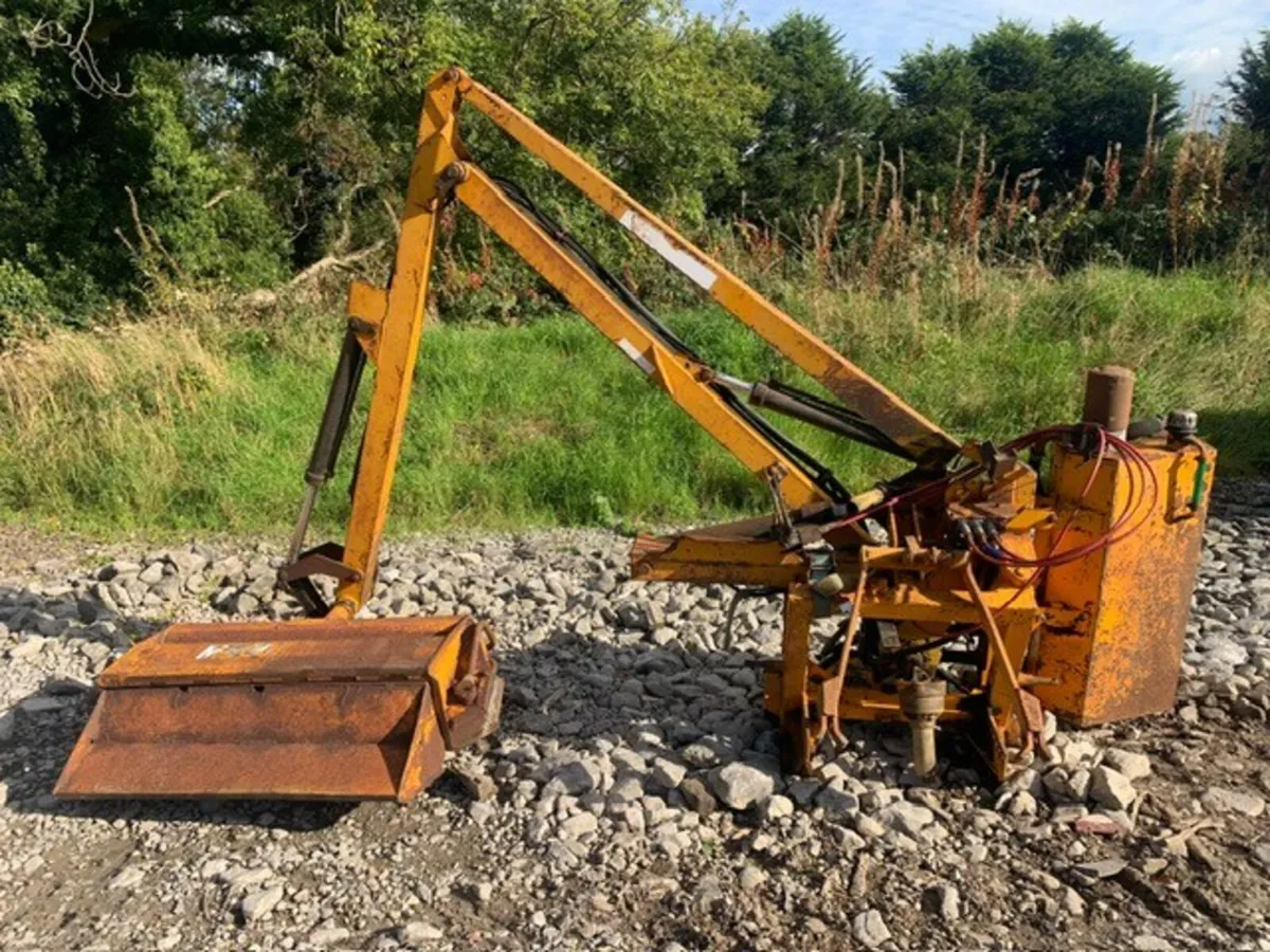 MCCONNEL PA24 FLAIL HEDGER, RH CUT - Image 1