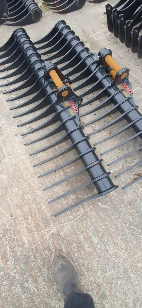 Lawn rake .like new - Image 1