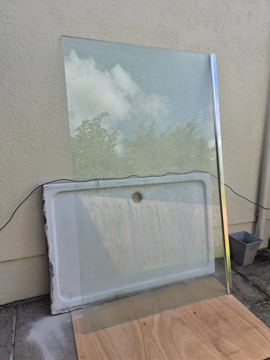 Shower tray and wetroom glass screen