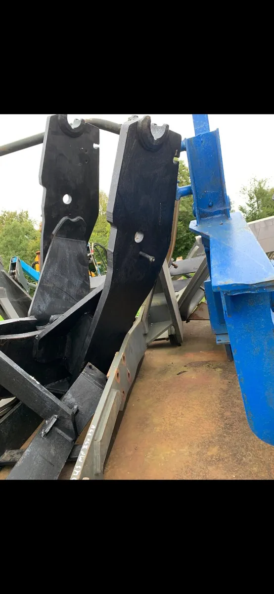 Quicke Q40 loader - Image 4
