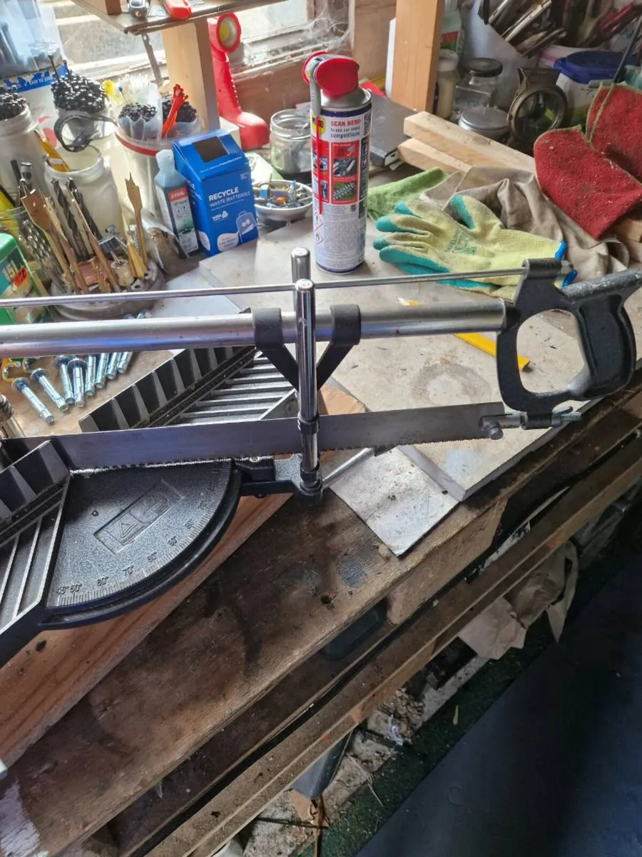 Bench and mitre saw - Image 3