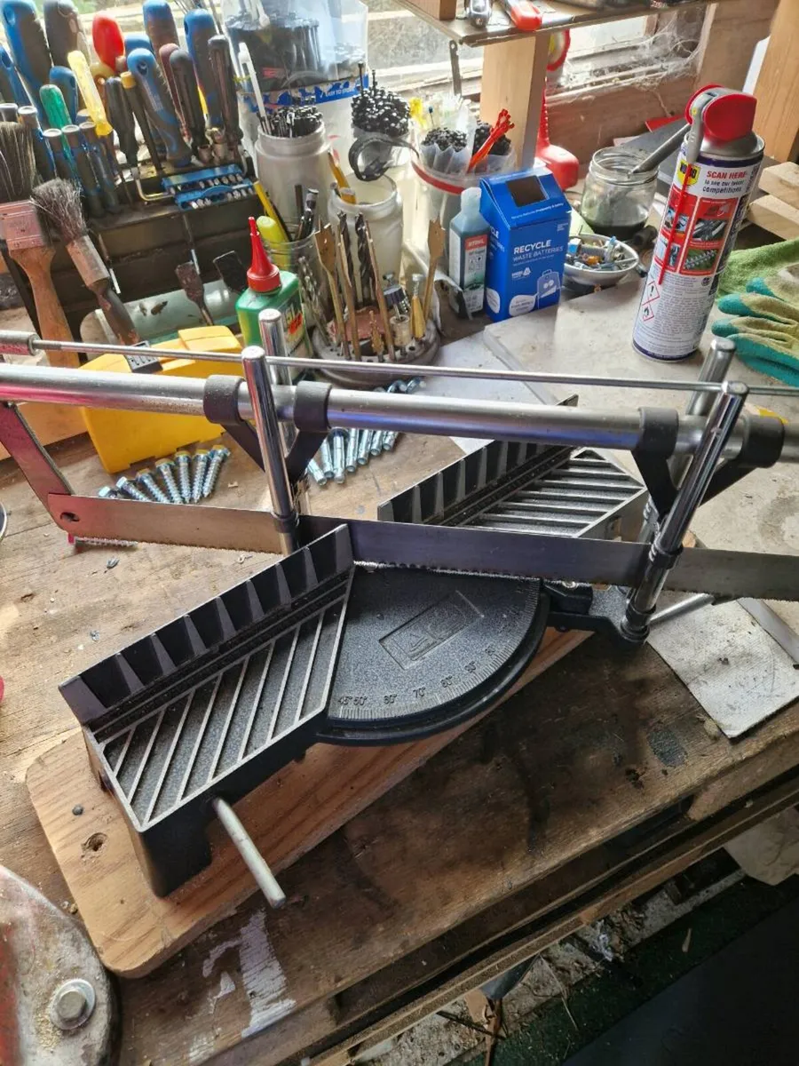 Bench and mitre saw - Image 4