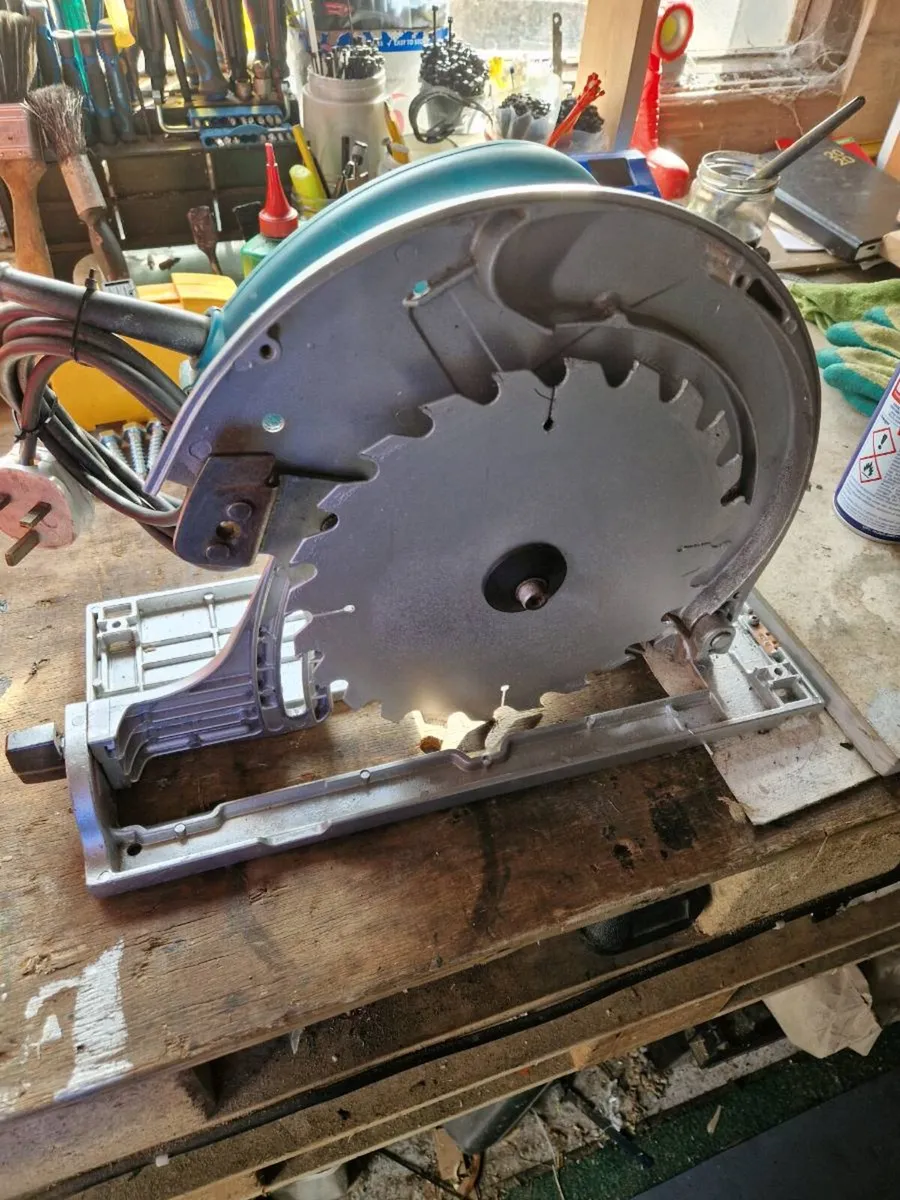 Bench and mitre saw - Image 1