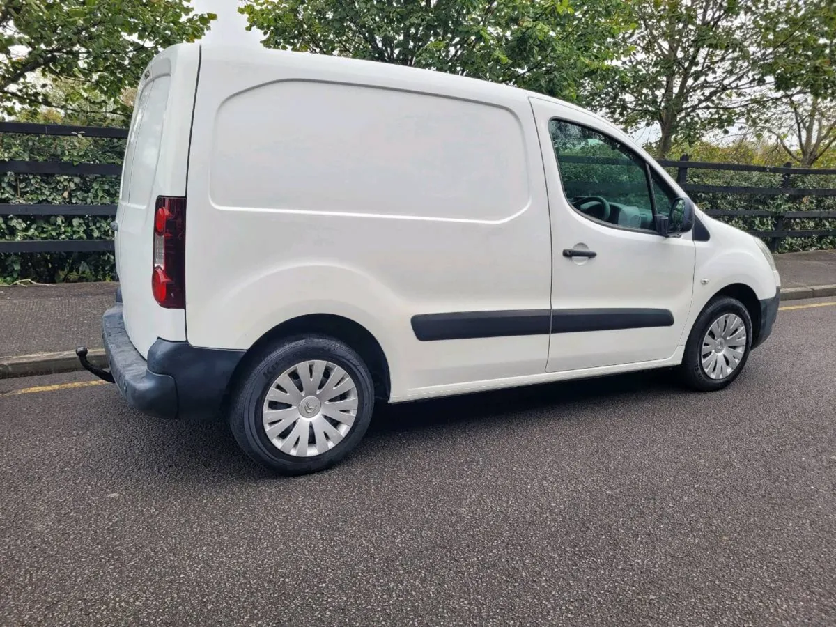 151 CITROËN BERLINGO 3 SEATS NEW CVRT 7/27 LOW MIL - Image 2