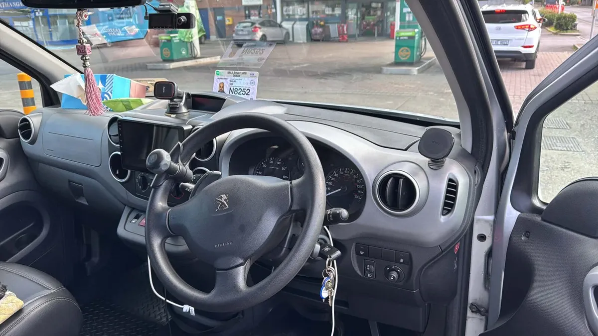 Taxi - Image 2