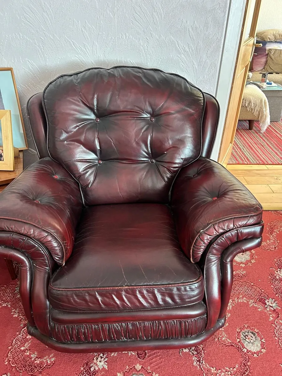 Sofa and 2 arm chair set - Image 1