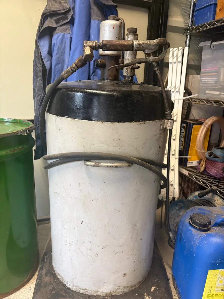 Air Grease Gun - Image 1