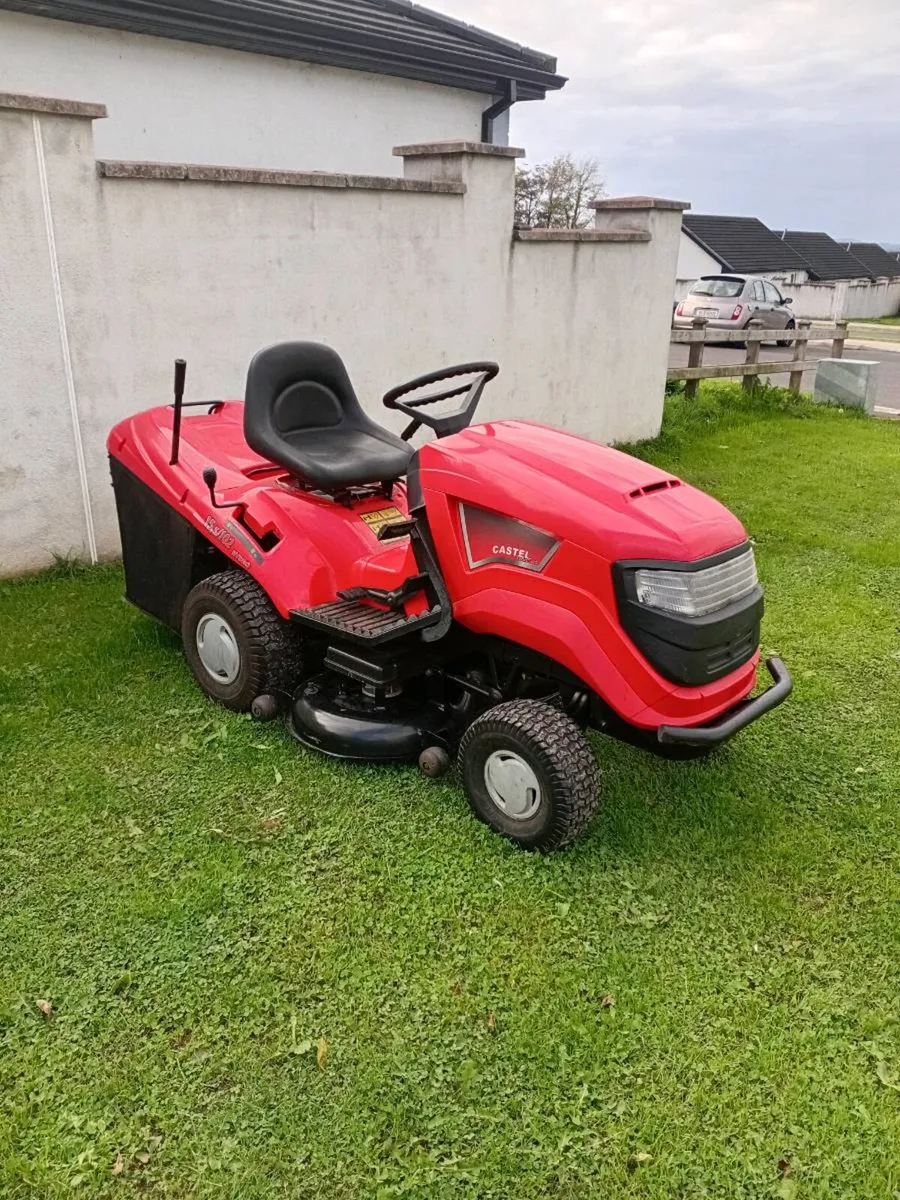 Ride on lawnmower - Image 1
