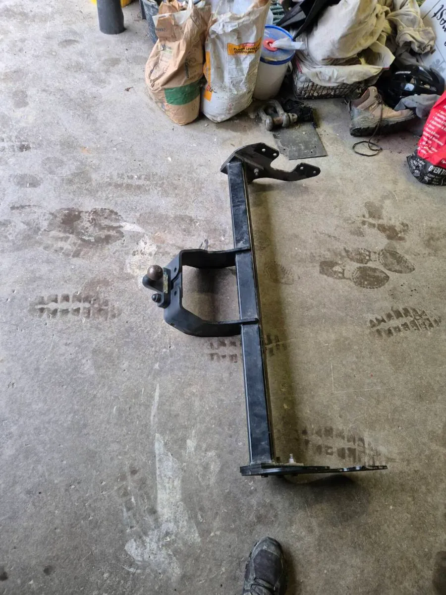 Towbar off toyota hilux - Image 1