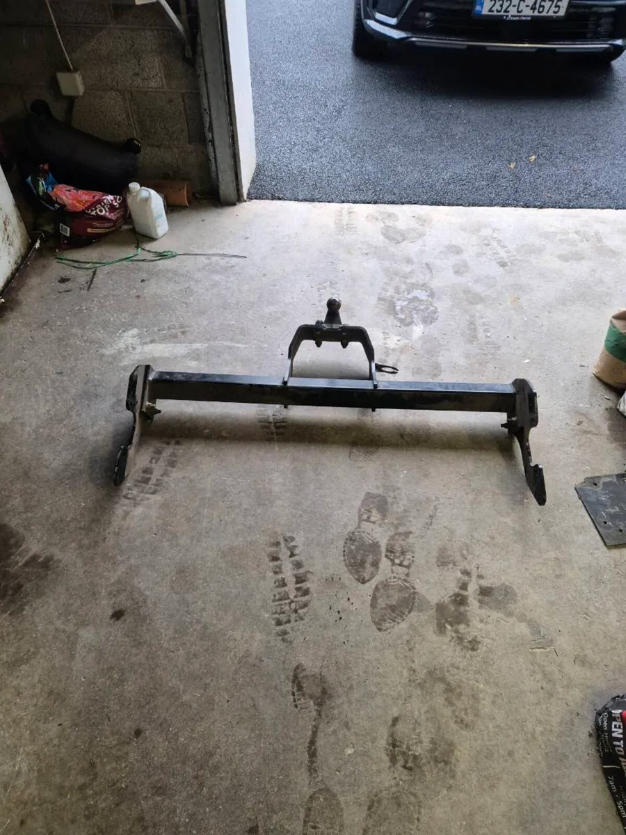 Towbar off toyota hilux - Image 2