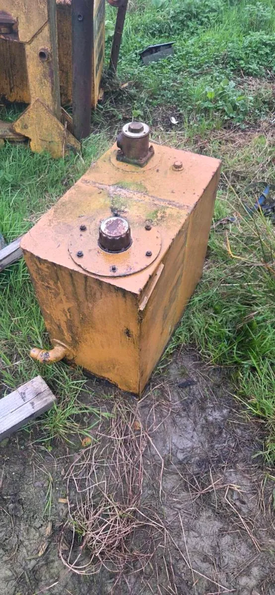 Oil tank - Image 1