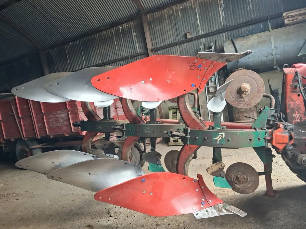 3 Furrow 16" Reversible Keverneland Plough - Image 3