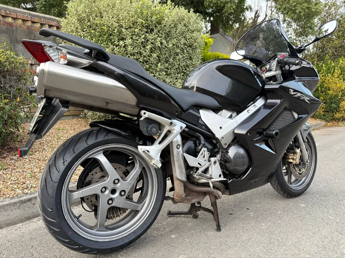HONDA VFR800 - Image 4