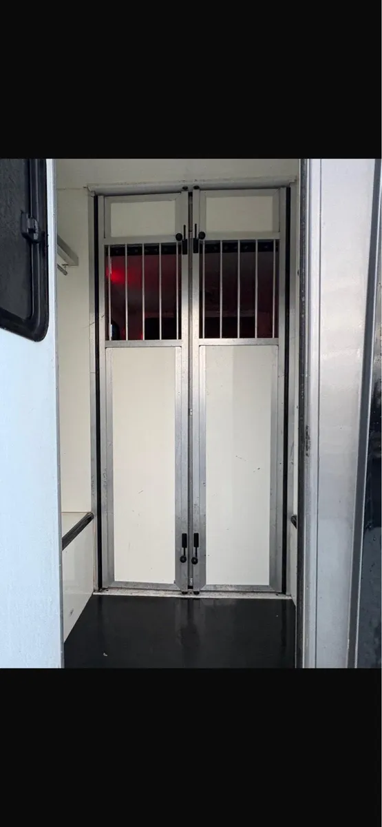 Two stall stallion horse box - Image 4