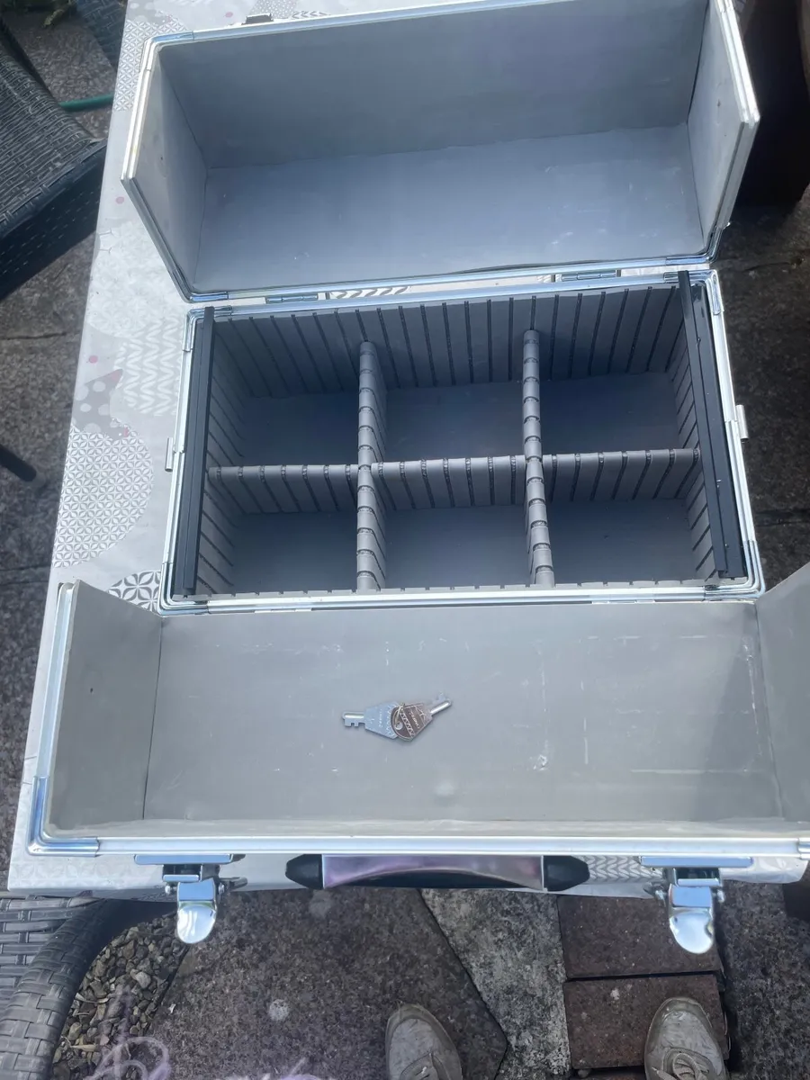 Cosmetic Case & Glass 3 Tier Table - Image 2