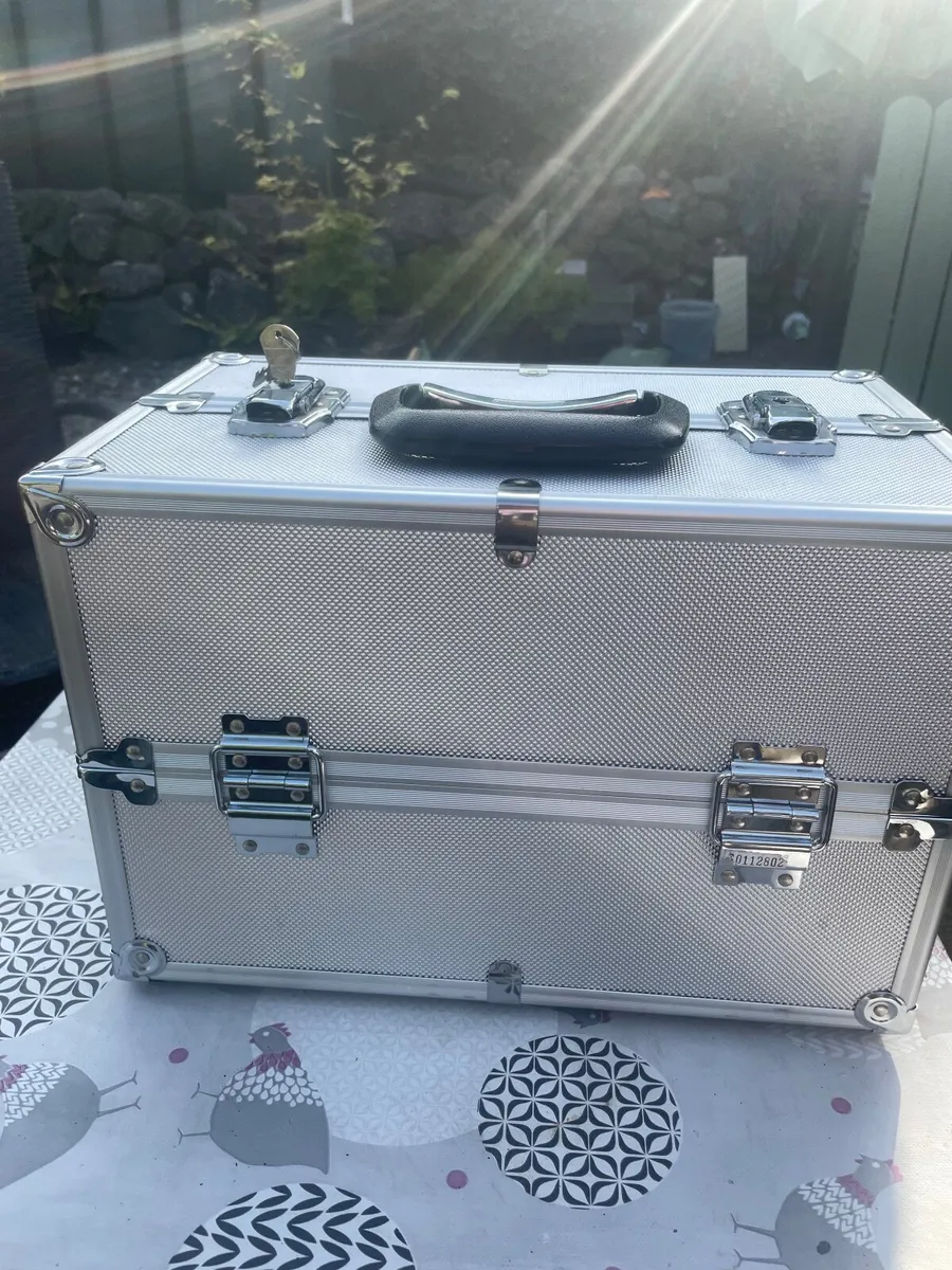 Cosmetic Case & Glass 3 Tier Table - Image 4
