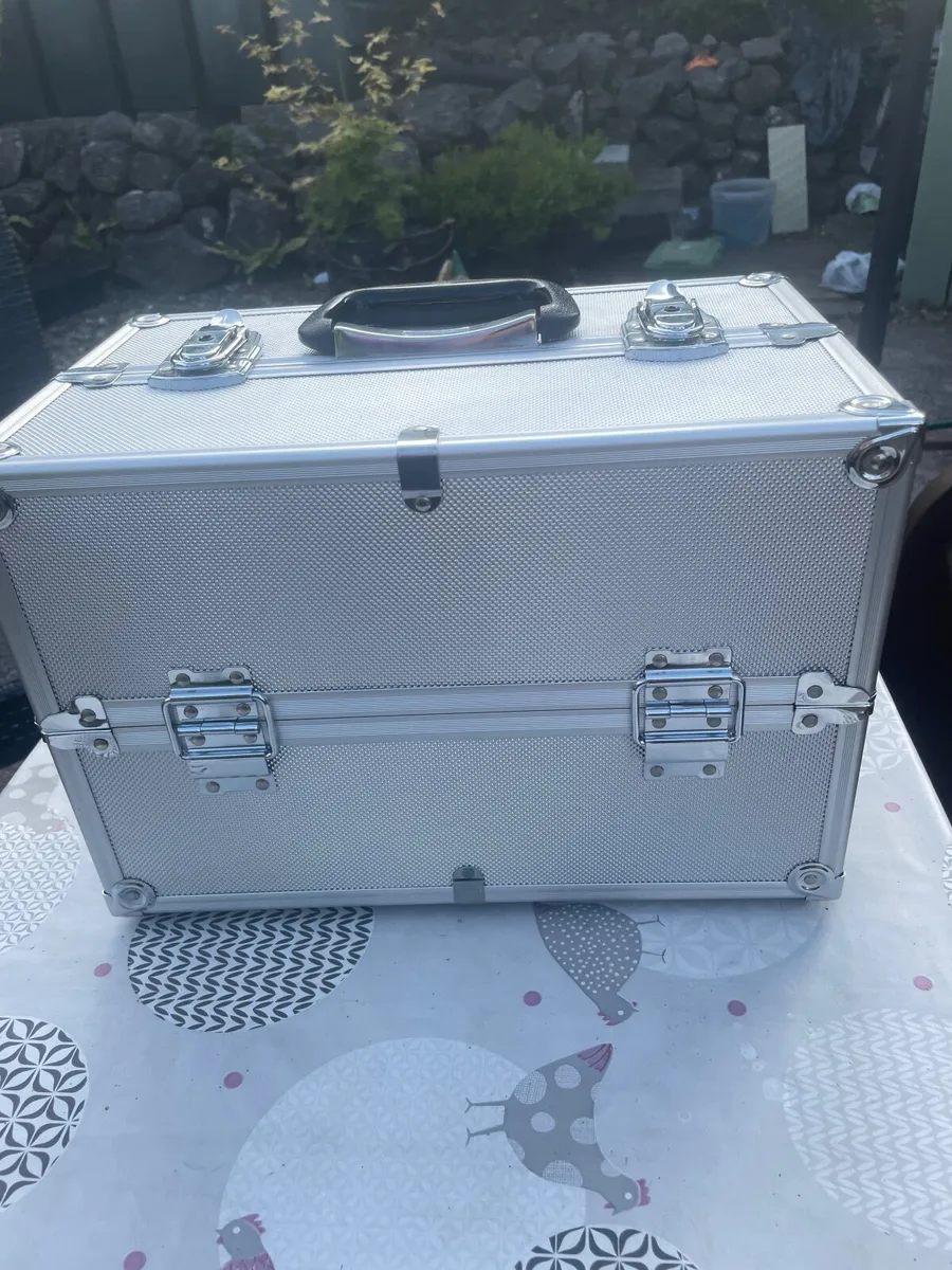 Cosmetic Case & Glass 3 Tier Table - Image 3