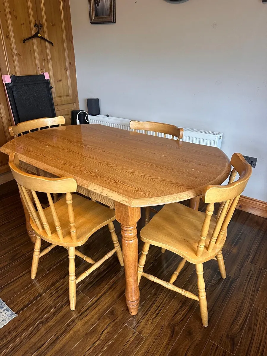 Table and chairs - Image 1