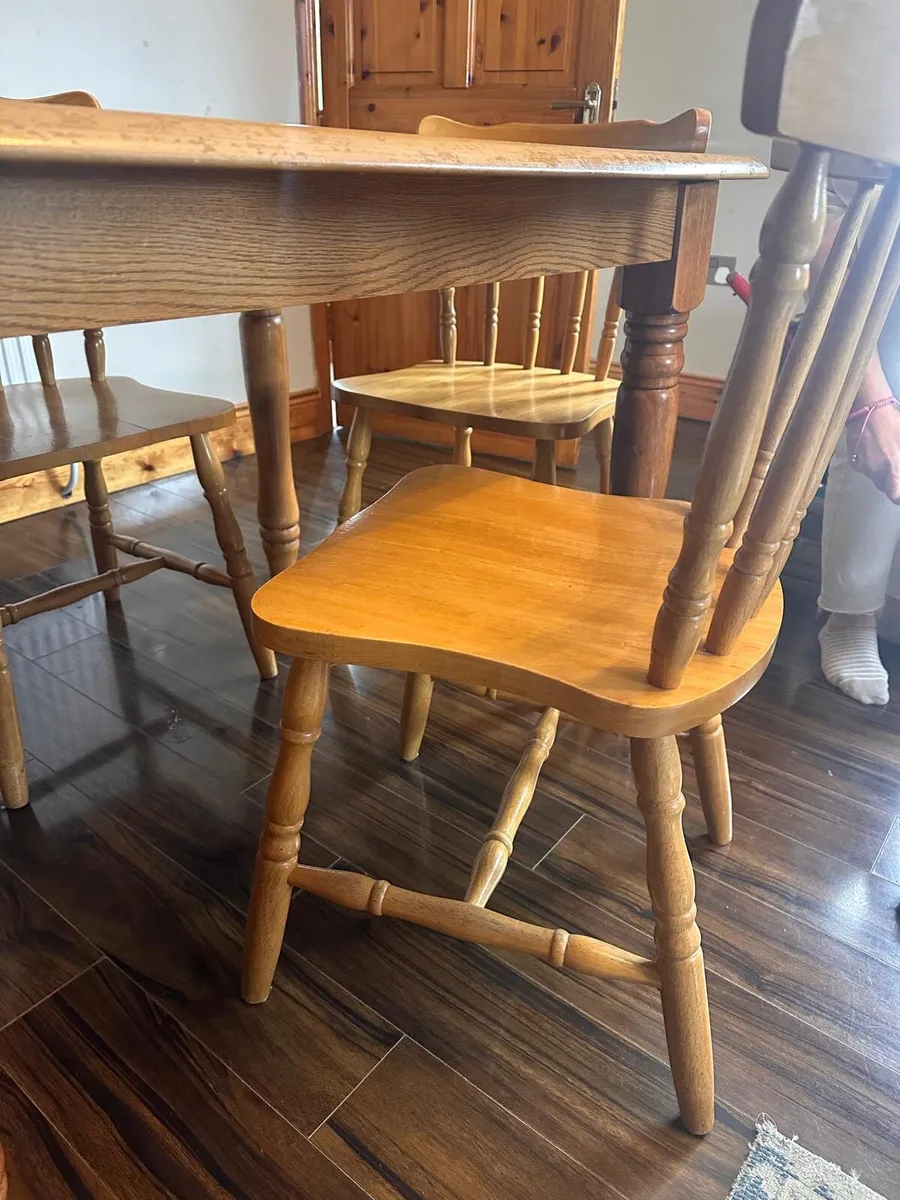 Table and chairs - Image 2