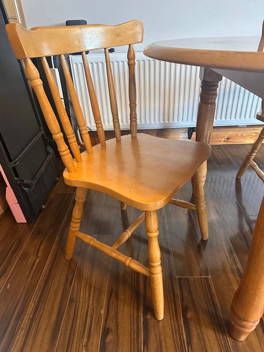 Table and chairs - Image 3