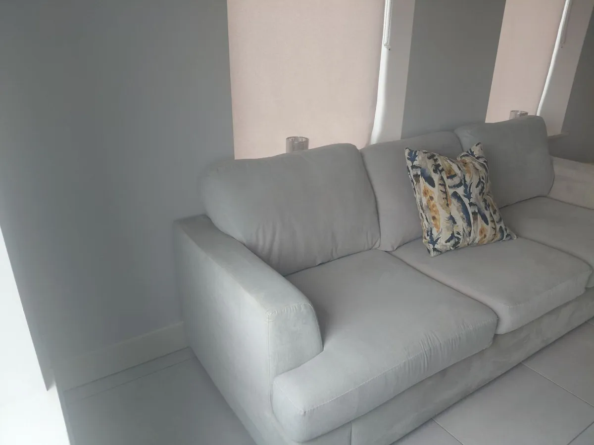 3 seater couch in good condition very comfortable - Image 2
