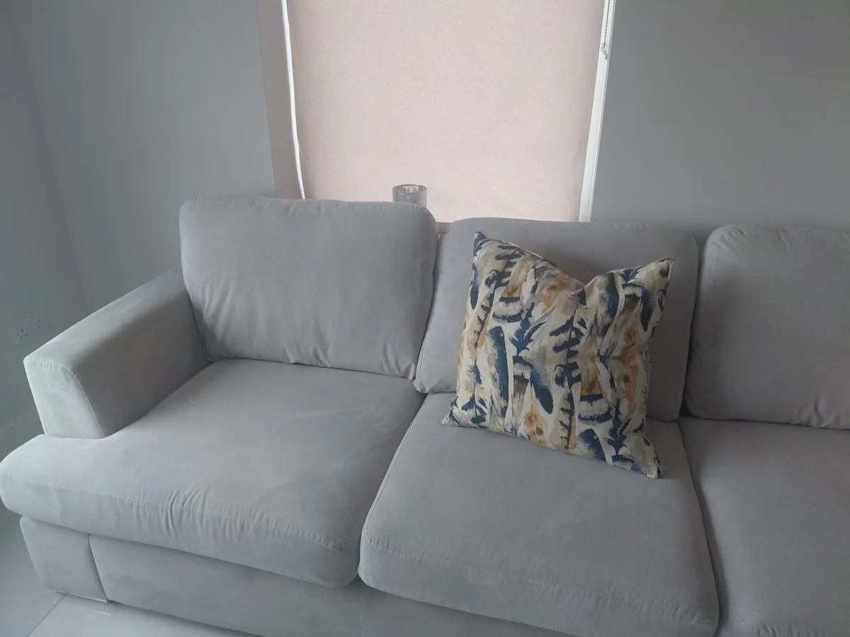 3 seater couch in good condition very comfortable - Image 3