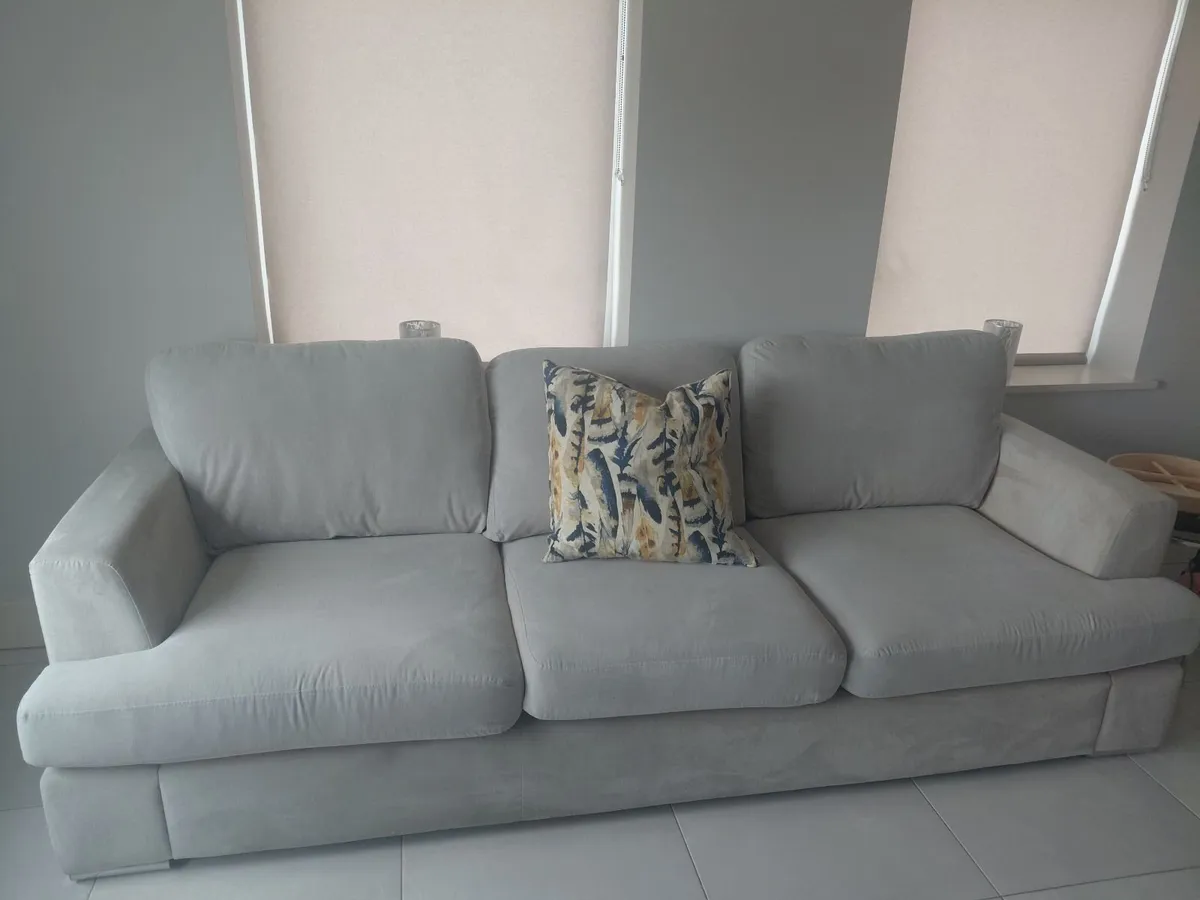 3 seater couch in good condition very comfortable - Image 1