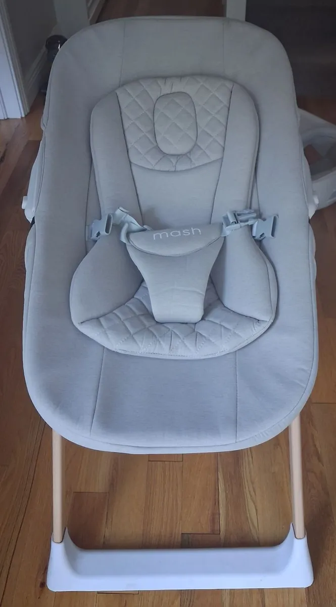 Baby high chair and play mat - Image 2