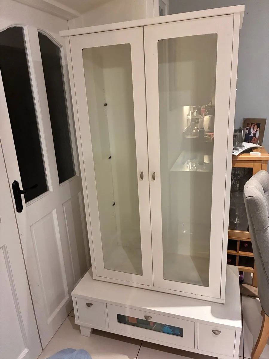 Display cabinet with stand