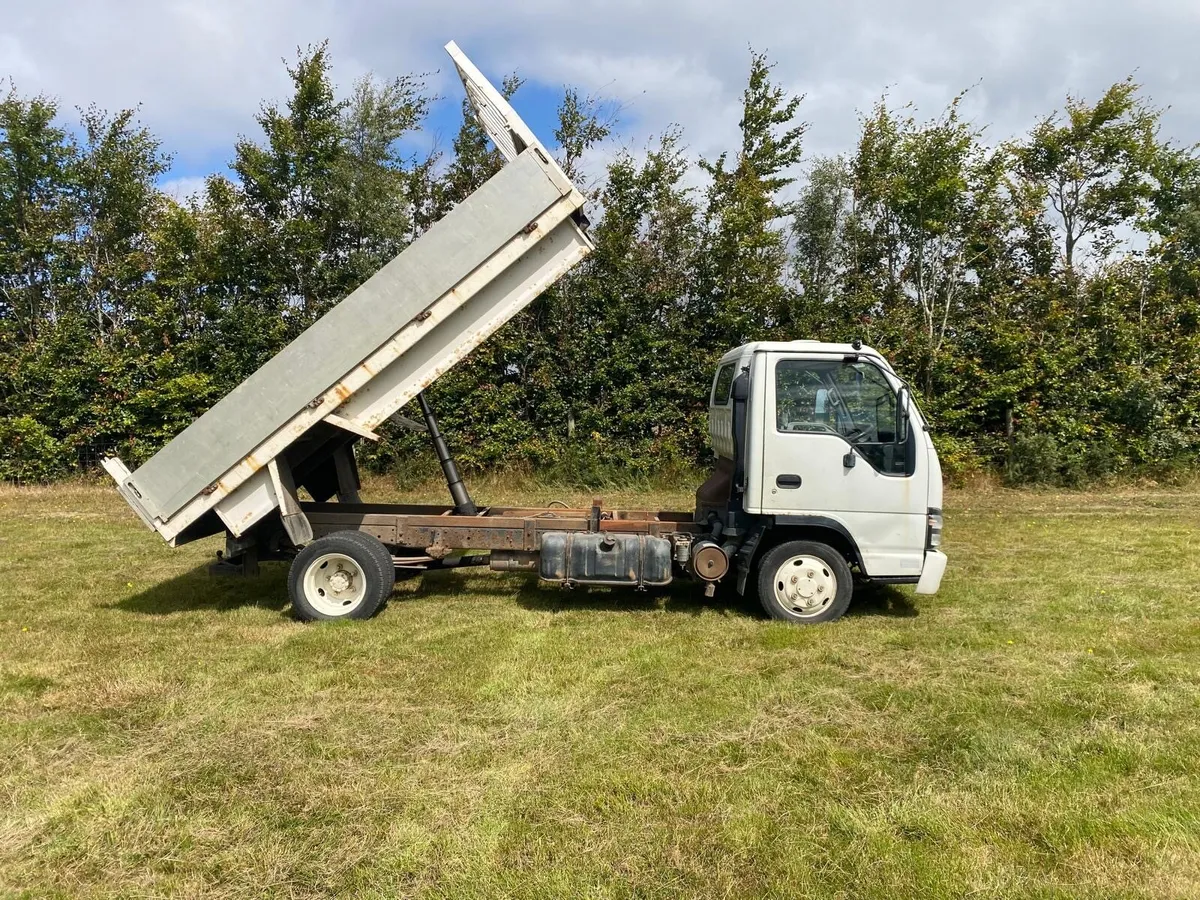 Isuzu NPR - Image 1