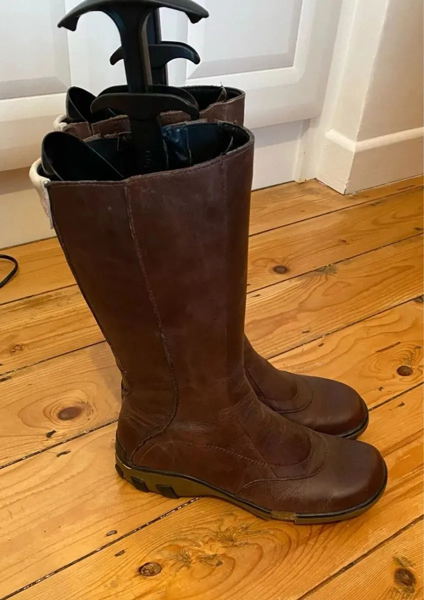Dr Martens Authentic Leather Brown Boots Size 41/7 - Image 1