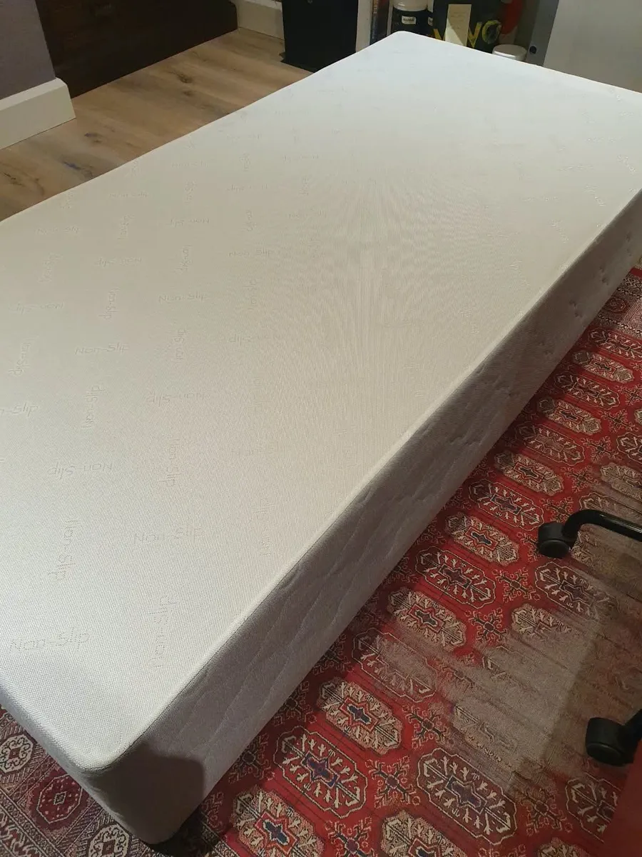 Single divan bed with pristine clean mattress - Image 3