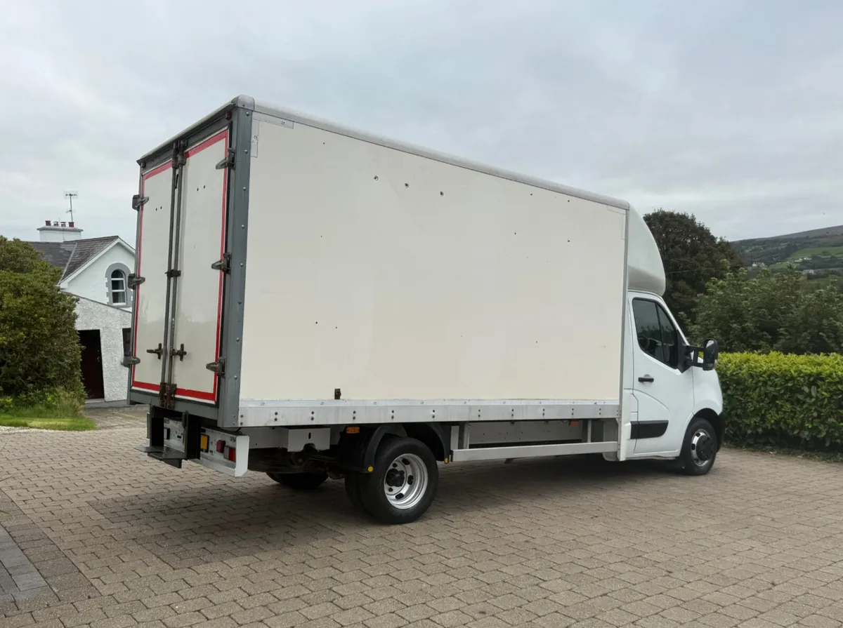 2016 Nissan NV400 165bhp 4.5Ton Twin-Wheel Luton - Image 4