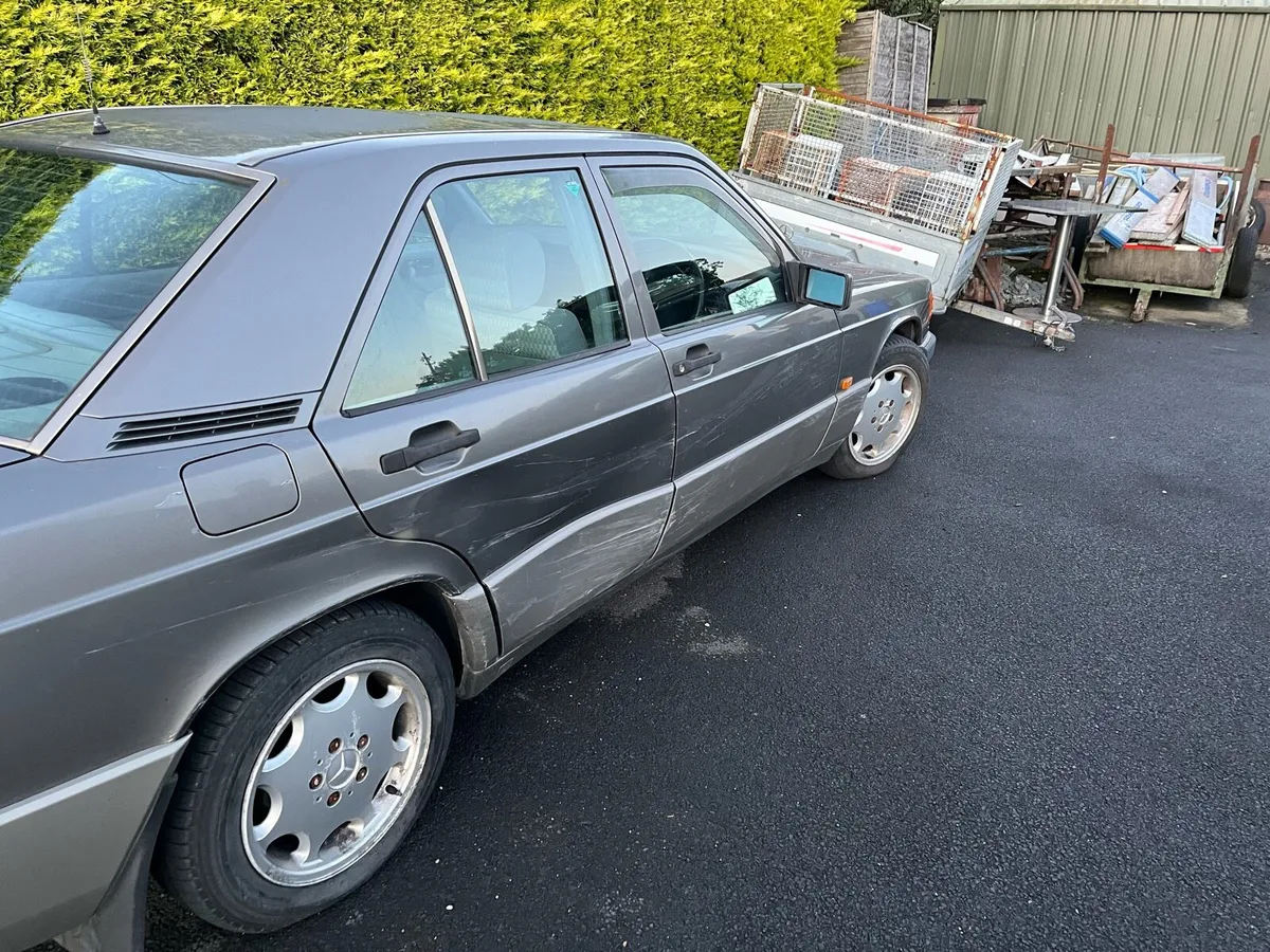Damaged Mercedes 190 - Image 3