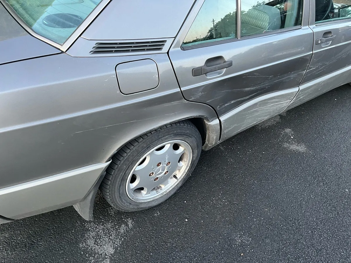 Damaged Mercedes 190 - Image 4