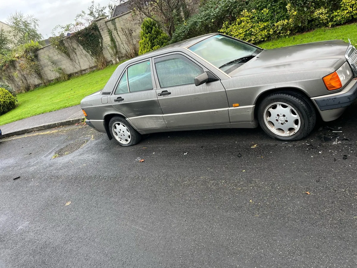 Damaged Mercedes 190 - Image 1
